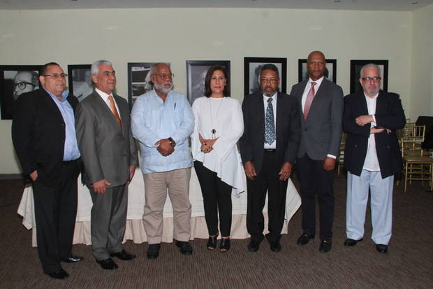 Autoridades del Ministerio de Cultura junto a los ganadores de los Premios Anuales de Literatura 2017.
 