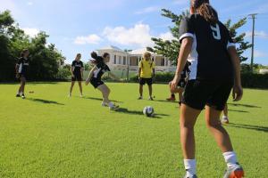 El Pibe Valderrama imparte clínicas a ganadores copa fútbol