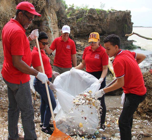 DIGECOG realiza jornada limpieza de playa en favor del medio ambiente