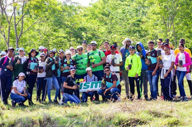 Parte del equipo de ISM en la siembra de árboles.