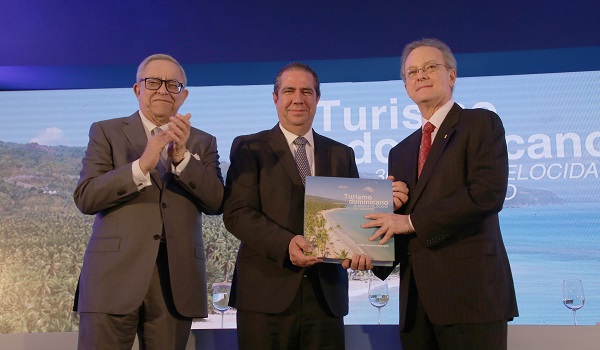 Momento de la puesta en circulación del libro “Turismo dominicano: 30 años a velocidad de crucero”, con la presencia de los señores Manuel A. Grullón, presidente del Grupo Popular y del Banco Popular Dominicano; Francisco Javier García, ministro de Turismo y Pedro Delgado Malagón, intelectual y autor de la obra. 