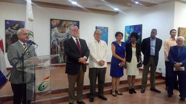 El ministro de Cultura, Pedro Vergés, con los artistas que exponen sus obras en la exposición. 