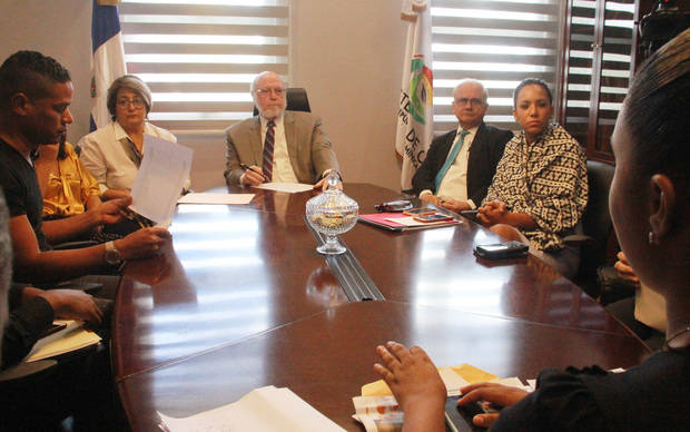 El ministro de Cultura, Pedro Vergés, junto a los representantes del Ballet Folklórico. 