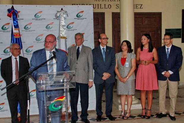 En el acto estuvieron presentes la directora del Gabinete del Ministerio de Cultura, Ellen Martínez, y  los viceministros Cayo Claudia Espinal, viceministro de Creatividad; Federico Henríquez Gratereaux, de Patrimonio; Carlos Santos, Carlos Santos, del viceministerio de Desarrollo Institucional y de Descentralización, Juan Morales.
