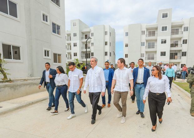 El Presidente Luis Abinader y el Ministro de la Vivienda y Edificaciones, Carlos Bonilla, entregaron la tercera etapa del proyecto “Mi Vivienda Hato Nuevo”, compuesta por 100 nuevos apartamentos, completando así un total de 600 unidades adjudicadas en esa localidad.