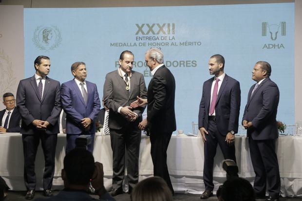 Benigno Trueba recibe del Presidente Luis Abinader la medalla al mérito