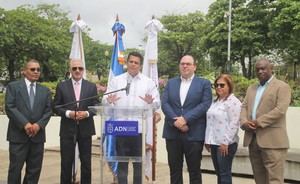 Desvelizan estatua de Jack Veneno en el Parque Eugenio María de Hostos 