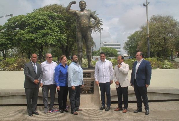 La Alcaldía del Distrito Nacional develizó una estatua en honor al destacado luchador “Jack Veneno”