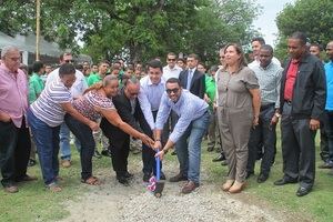 Alcalde David Collado deja iniciado los trabajos de remozamiento parque de Los Prados
