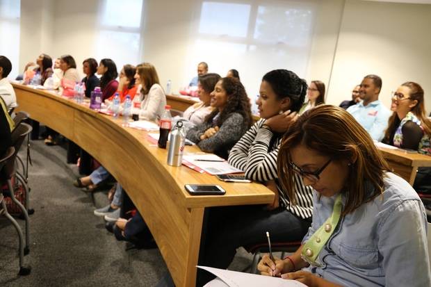 Participantes en Taller de Locución Comercial Internacional.