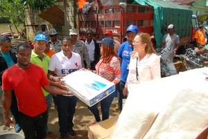 Inician entrega de electrodomésticos y artículos del hogar a familias afectadas por huracán María