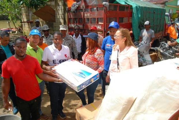 Directora del Plan Social, Iris Guaba, durante la entrega de artículos del hogar.