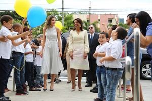 Reina Letizia recibe explicaciones de la primera dama Cándida Montilla sobre funcionamiento CAID