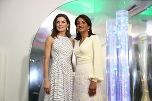 Reina Letizia recibe explicaciones de la primera dama Cándida Montilla sobre funcionamiento CAID