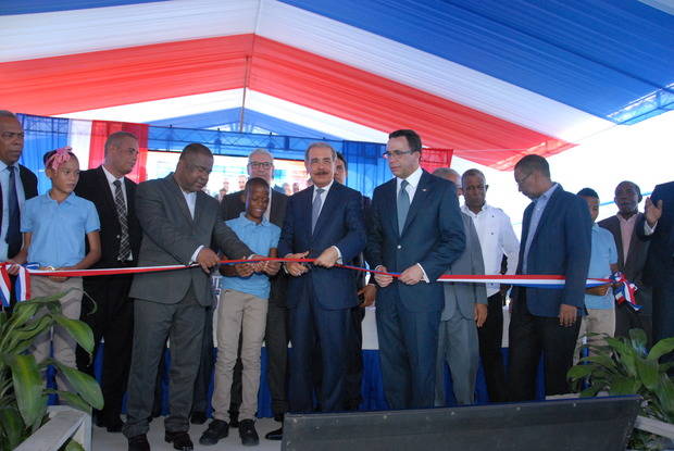 Presidente Danilo Medina entrega escuela en Bahoruco. 