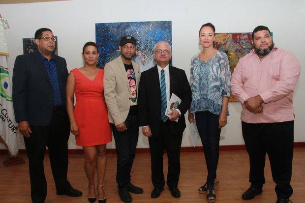 El viceministro Cayo Claudio Espinal y los artistas participantes en la exposición. 
