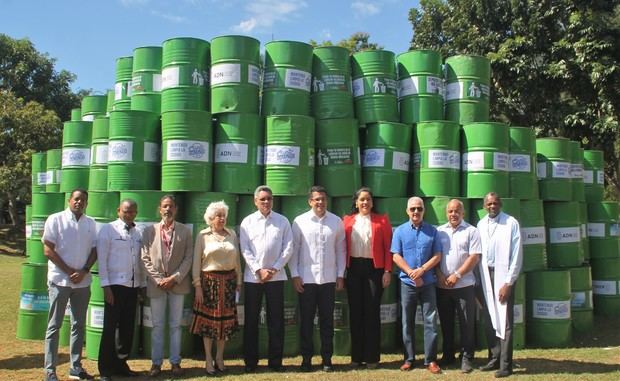 Ejecutivos de Pinturas Popular y el alcalde del Distrito Nacional, David Collado, en la entrega de los contenedores de basura. 