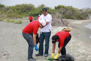 DIGECOG realiza limpieza de playa con motivo del Día Mundial de los Océanos