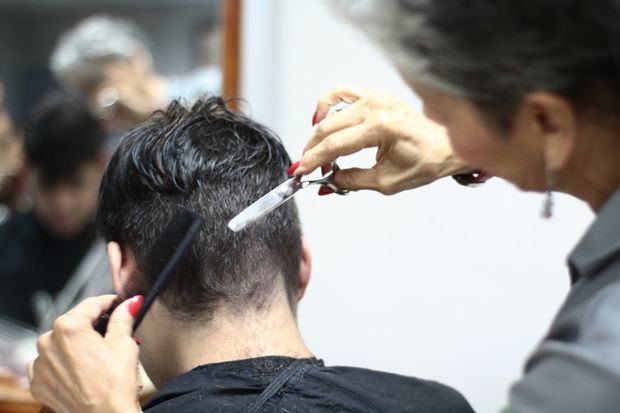 Belkis de León aplicando las ultimas tendencias en corte para hombres.