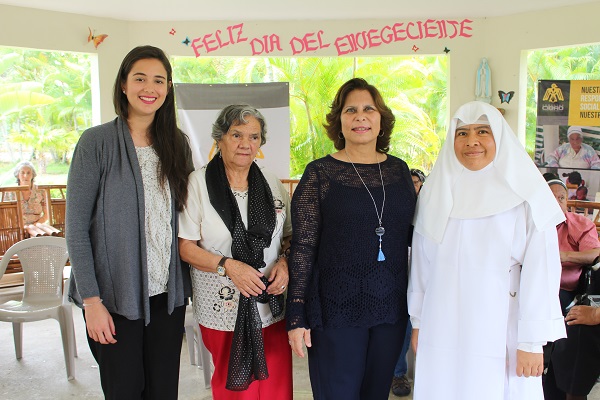 Ivana Koves Hernández, Cruz Amalia Rodríguez junto a los miembros del Centro Geriátrico Margarita Herrera 