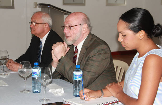 El ministro Pedro Vergés, acompañado por el viceministro de Creatividad y Participación Popular, Cayo Claudio Espinal, y la directora del Gabinete Ministerial y coordinadora de Despacho, Ellen Martínez, junto a los directores de las dependencias y compañías artísticas del Minc.