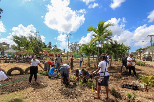 GILDAN siembra más de 1,200 plantas en el Parque V Centenario