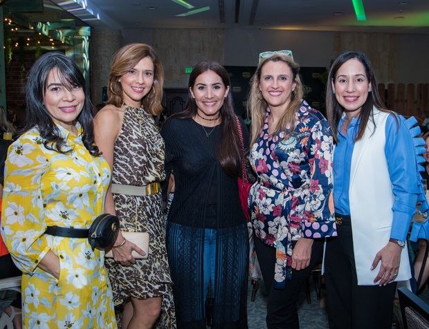 Betsy Díaz, Bárbara de Rizek, Katina Cortorreal, Deborah Hernández y Claudia Chez. 
