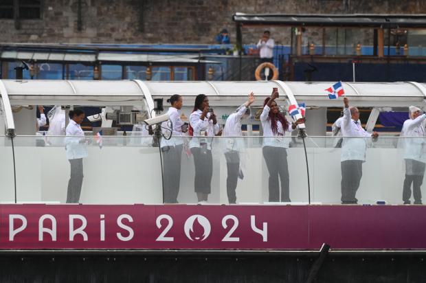 Delegación dominicana desfila en vistosa ceremonia Juegos Olímpicos de París