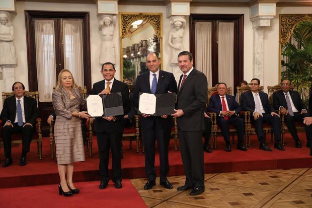 El director general del INFOTEP recibe reconocimiento por el aporte de la institución al sector zonas francas.