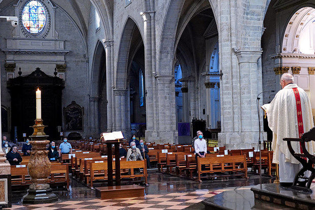 Los templos católicos reabrirán el 3 de junio con el 30 % de su capacidad.