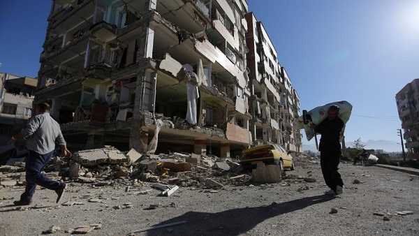 Destrozos de terremoto en Irán