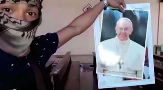 En nuevo video ISIS rompe foto del Papa y amenaza Roma