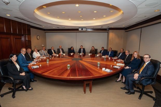 Desde la izquierda, los señores Mariel Bera, José Mármol, Emilio Ortiz, Almudena
Casado, Luis Mejía Oviedo, Fausto Rosario, Aníbal de Castro, Alba Nely Familia, Christopher
Paniagua, Nuria Piera, José P. Monegro, Euri Cabral, Héctor Linares, Adalberto Grullón,
Lissette de Jesús.