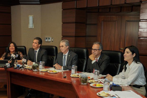 En la foto, desde la izquierda, los señores Giselle Moreno, Francisco Ramírez, René Grullón, José Mármol y Mariel Bera, durante el encuentro con los medios de comunicación. 