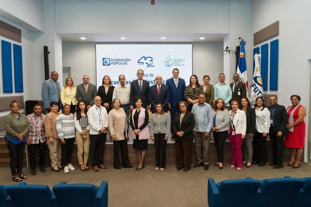 Representantes de la Fundación Popular, INFOTEP y de la Federación de
Campesinos hacia el Progreso presentes durante el acto de firma.