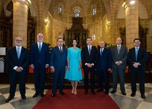 En la foto, desde la izquierda, los señores, Eduardo Grullón, Alejandro Fernández W., Héctor Valdez Albizu, Raquel Arbaje, Christopher Paniagua, Manuel E. Jiménez F., Marino D. Espinal y Manuel Alejandro Grullón Hernández.
