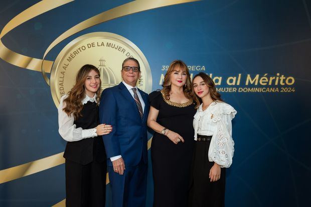 Desde la izquierda, los señores Gabriela Hernández, José Hernández Caamaño,
Antonia Antón de Hernández y Daniela Hernández.