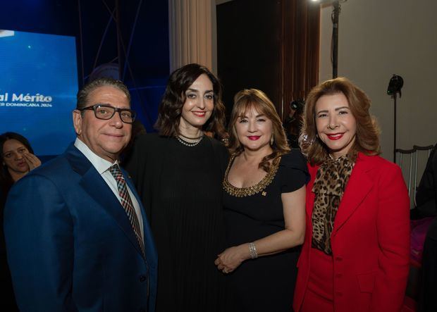 Desde la izquierda, los señores José Hernández Caamaño, Rita Abinader, Antonia
Antón de Hernández y Melba Segura de Grullón.