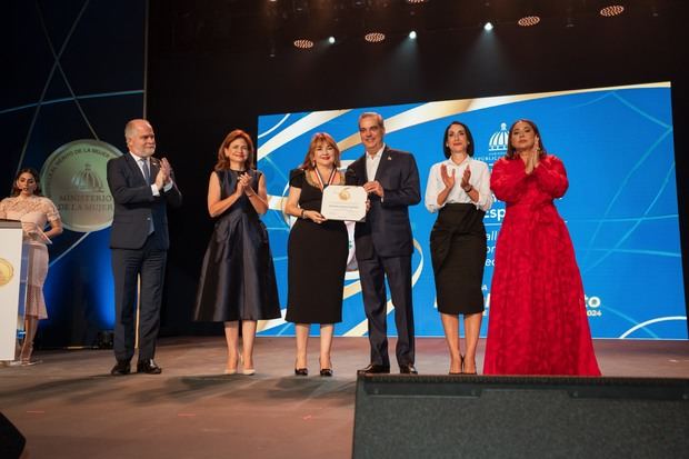 Desde la izquierda, los señores Alejandro Fernández W., Raquel Peña,
Antonia Antón de Hernández, Luis Abinader, Raquel Arbaje y Marya Jiménez.