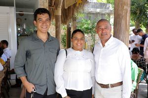 Iker Irazabal, Sasha Mora y Eduardo Vásquez.