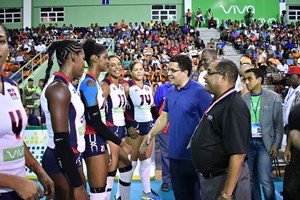 El alcalde David Collado junto a atletas. 