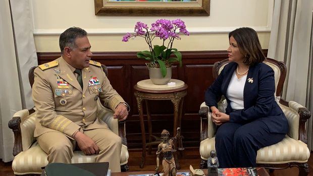 La vicepresidenta de la República y presidenta en funciones, doctora Margarita Cedeño, conversa con el ministro de Defensa, teniente general Rubén Darío Paulino Sem, en la visita que le hizo el oficial para entregarle el informe de la situación actual de Haití, nación que atraviesa una convulsa situación. La seguridad en la zona fronteriza dominicana ha sido reforzada para evitar una crisis migratoria.