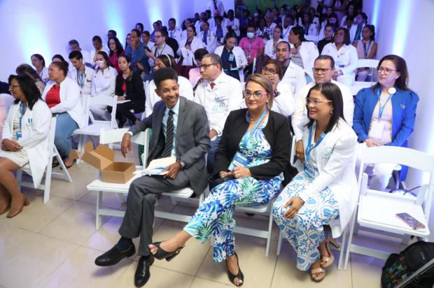 Finaliza con éxito primera jornada científica sobre avances en la medicina infantil en hospital Robert Reid