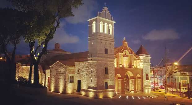 Imagen nocturna de la iglesia.