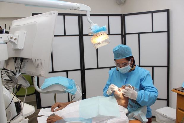 La doctora Bellamire Alevante  con médicos españoles del operativo 33 de implantes dentales en Grupo Odontológico Goda.
