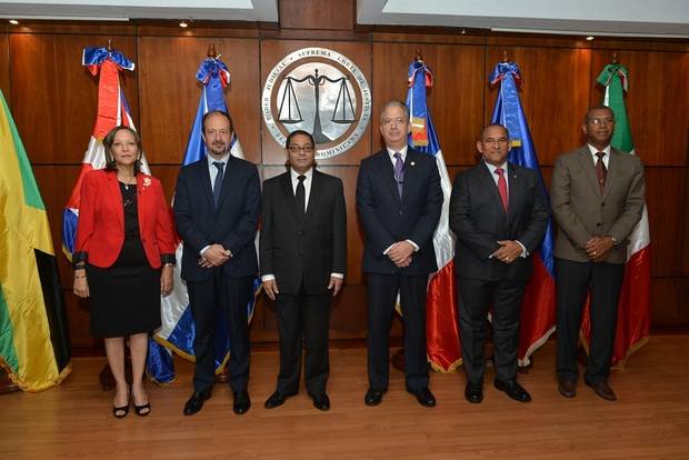 La directora de la ENJ, doctora Gervasia Valenzuela Sosa; el embajador de Francia, señor José Gómez; el magistrado Mariano Germán Mejía; Procurador Adjunto Director Nacional del Ministerio Público, Rodolfo Espiñeira Ceballos; el presidente de la Dirección Nacional de Control de Drogas (DNCD), vicealmirante Edmundo Néstor Martin Félix Pimentel, y el general Franklin Vittini Durán, director antinarcóticos de la Policía Nacional (DICAN).
 