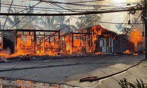 Un voraz incendio destruye locales en Pueblo de los Pescadores, Las Terrenas