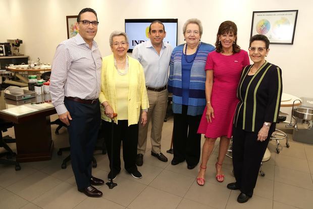 La embajadora Bernstein acompañada de miembros del Consejo de Directores conformado por las señoras Daisy, Noris y Kirshis Perelló; acompañadas por el presidente y vicepresidente ejecutivo de Induban, Manuel Pozo Perelló y Jorge Perelló.
