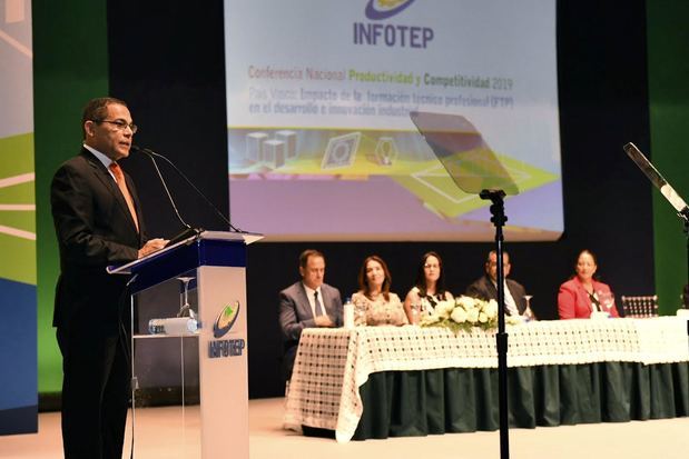 Director general del INFOTEP habla al público asistente a la conferencia realizada en el Gran Teatro del Cibao.