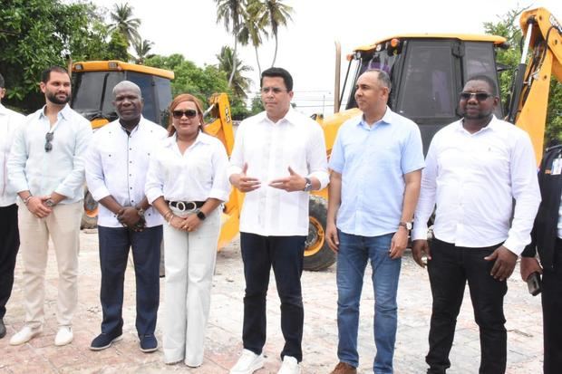 Inicio construcción plaza en Guayacanes.